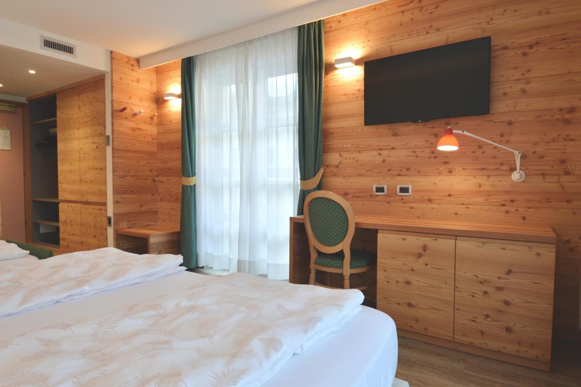 Alpholiday Dolomiti Wellness & Family Hotel Dimaro Værelse billede
