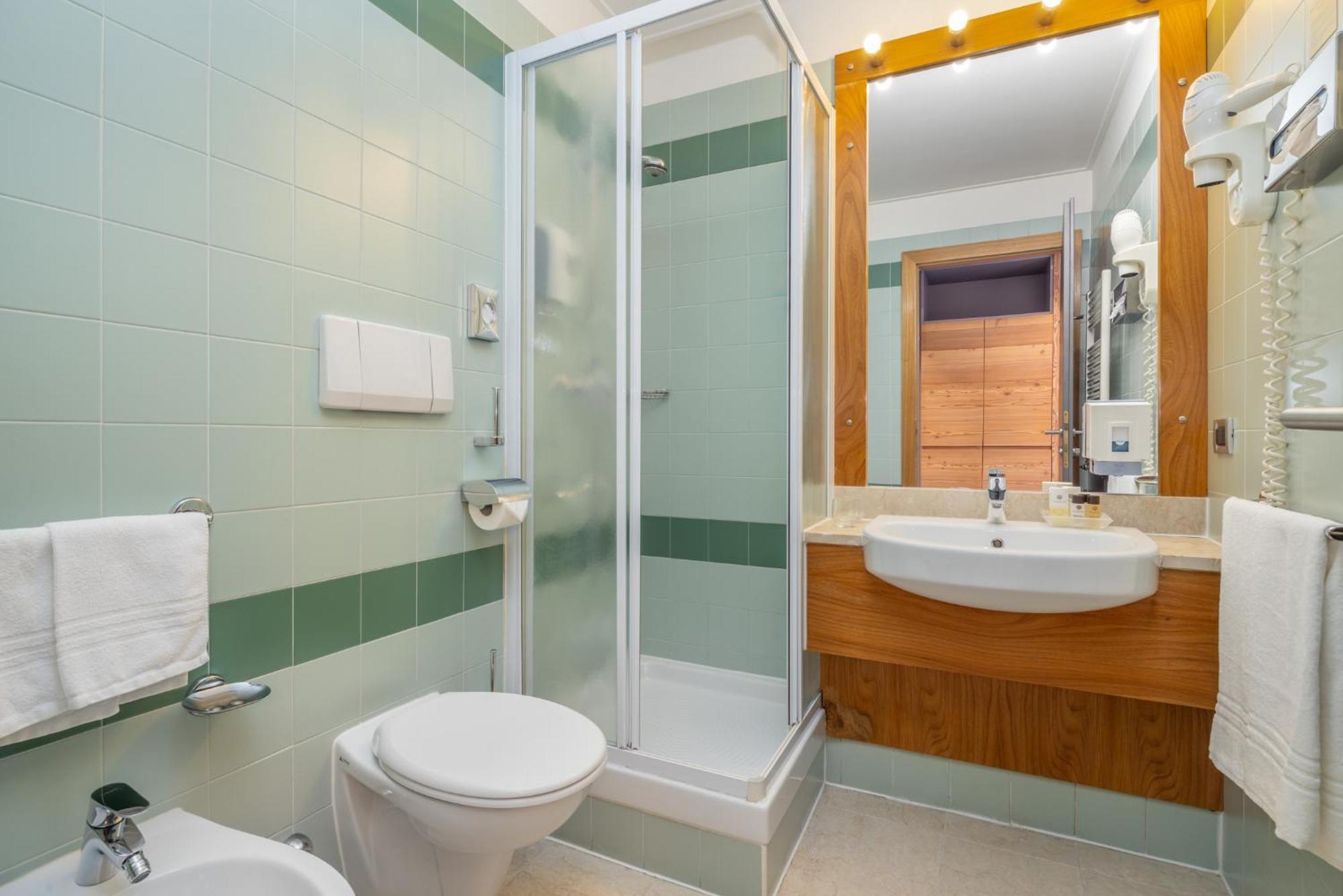 Alpholiday Dolomiti Wellness & Family Hotel Dimaro Værelse billede