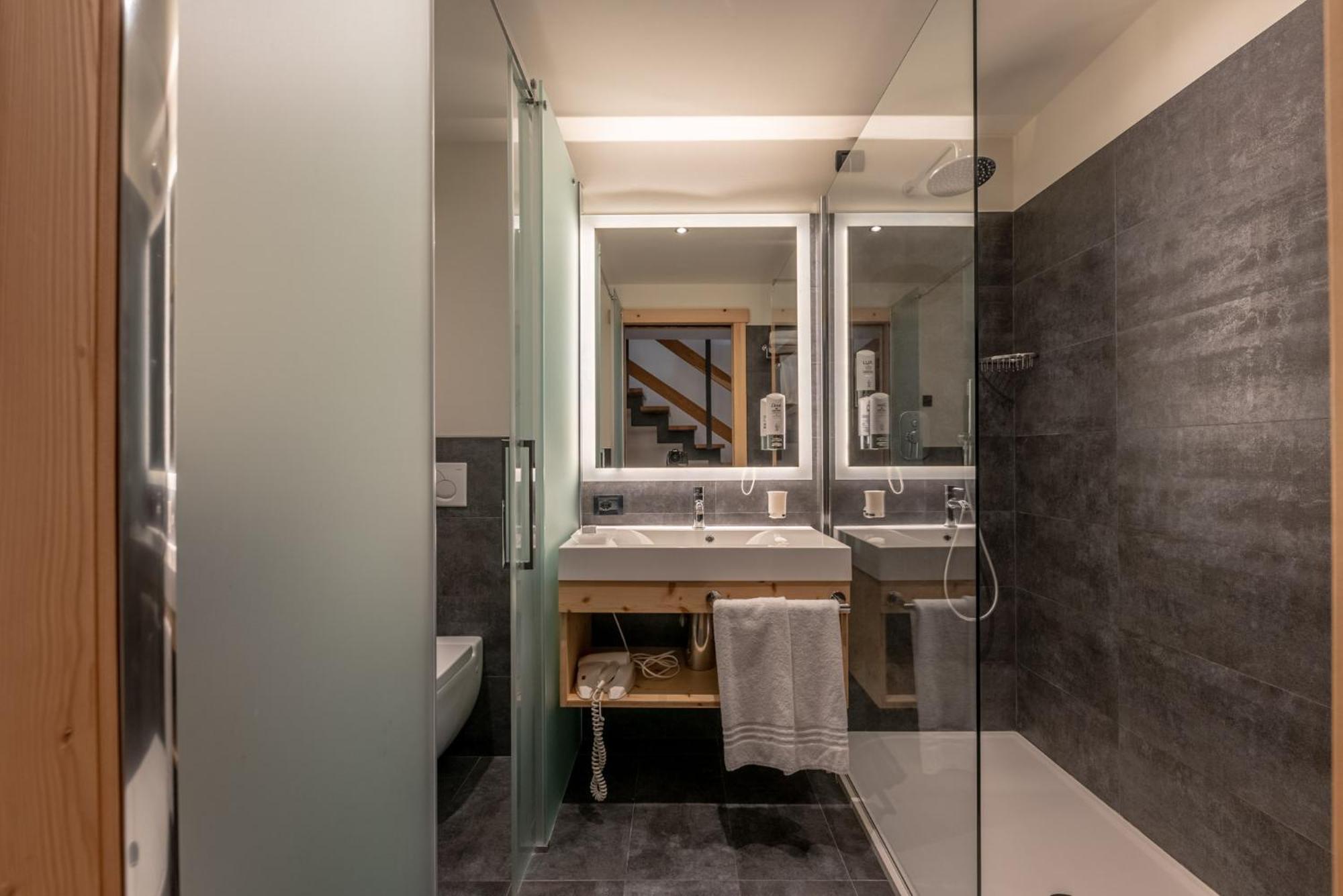 Alpholiday Dolomiti Wellness & Family Hotel Dimaro Værelse billede