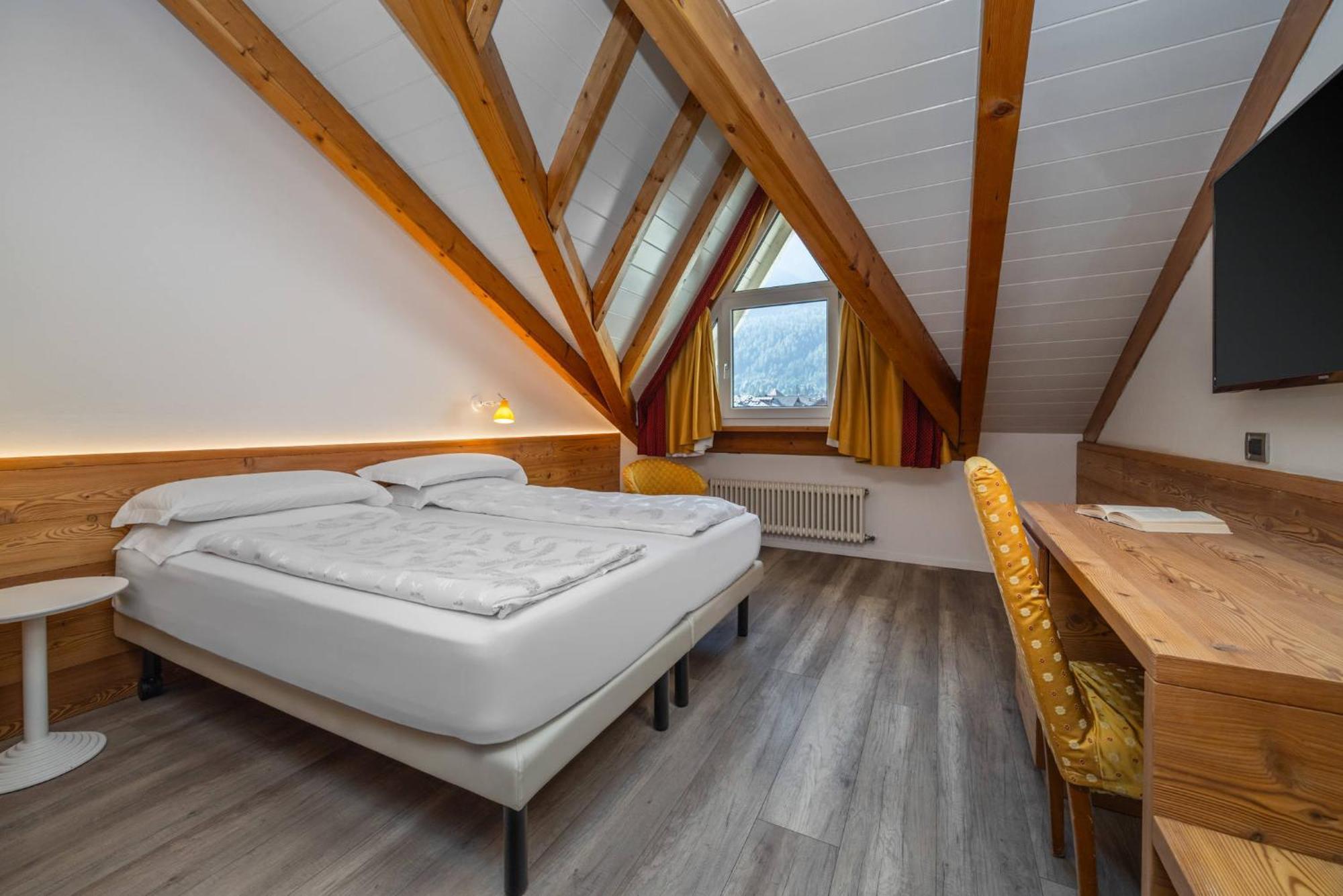 Alpholiday Dolomiti Wellness & Family Hotel Dimaro Værelse billede